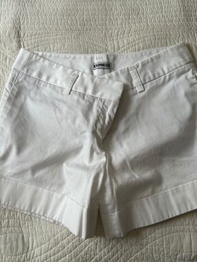 Express women’s white cuffed shorts size 2